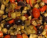 Foto del paso 2 de la receta: Bruschettas de 🍆 🍅 🧄 y aceitunas negras