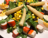 Foto del paso 5 de la receta: Ensalada de brotes tiernos con atún, huevo, nueces y aceitunas