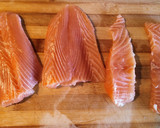 Foto del paso 1 de la receta: Escalopines de salmón a la plancha con ajo y perejil / Receta 200