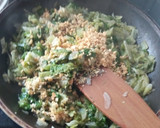 Foto del paso 4 de la receta: Lechuga salteada con cacahuetes y huevo