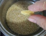 Foto del paso 2 de la receta: Revuelto de quinoa con gulas y espárragos verde en conserva