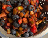 Foto del paso 3 de la receta: Tarta de ruibarbo y frutos rojos con base de galletas lotus