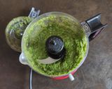 Foto del passaggio 3 della ricetta Spaghetti di carote al timo e zest di limone con pesto di basilico rucola e noci