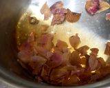 A picture of step 4 of Rose water🌹🌹.