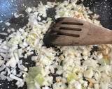 Foto del paso 3 de la receta: Merluza a la vasca con espárragos