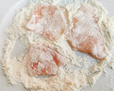 Foto del paso 3 de la receta: Bocaditos de Pollo empanados con Panko