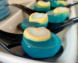 Foto del paso 6 de la receta Gelatinas de bebida isotónica con nube multicolor