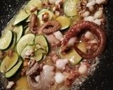 Foto del passaggio 2 della ricetta Fettuccine con polpo,gamberoni,zucchine e pomodorini alla vodka