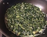 Foto del paso 2 de la receta: Tortilla fácil de espinacas rellena c queso
