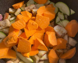 Foto del paso 1 de la receta: Pollo marinado al curry rojo con muchas verduras