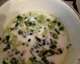 Foto del paso 3 de la receta: Pollo con salsa de crema verdeo