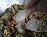 Foto langkah ke 7 dari resep Tumis Terong Bunga Pepaya.