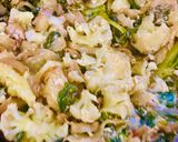 Foto del paso 3 de la receta: EMPANADA XXL DE 🥬ACELGA🥬, 🥦COLIFLOR🥦 Y 🧅CEBOLLA🧅CARAMELIZADA CON 🧀🧀QUESO 🧀 🧀