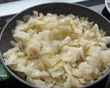 Foto del paso 11 de la receta: Salmón con salsa de limón y alcaparras y repollo rehogado