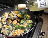 Foto del paso 3 de la receta: Mejillones a la provenzal en un solo paso