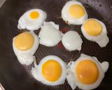 A picture of step 2 of Fried Rice with Small Fried Eggs.