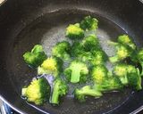 รูปขั้นตอนการทำที่ 3 ของ บรอกโคลีไส้กรอกผัดไข่
