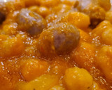 Foto del paso 4 de la receta: Garbanzos en salsa de piquillos y tomate con salchichas frescas