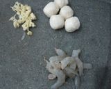 Foto langkah ke 2 dari resep Tumis timun bakso udang.