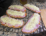 Foto del paso 3 de la receta: Tostas de jamón York, tomate y queso