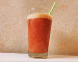Foto del paso 3 de la receta: Licuado rosa de moras, naranja, banana y mandarina