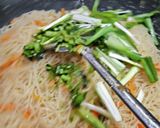 Foto langkah ke 7 dari resep Tumis Wortel Bihun Jagung.