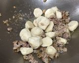 รูปขั้นตอนการทำที่ 2 ของ หมูสับลูกชิ้นผัดชะอม