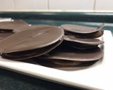 Foto del paso 5 de la receta: Alfajores de láminas de chocolate con manjar 🍫