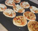 A picture of step 4 of MINI PIZZA🍕.