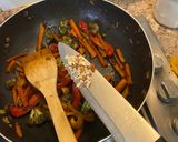 Foto del paso 3 de la receta: Salteado colorido con arroz con curry🥦🥕🫑 💛