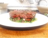 Foto del paso 4 de la receta: Tartar de atún con aguacate, tomate, cebolla y espinacas