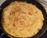 Foto del paso 6 de la receta: Tortilla de calabacín y cebolla