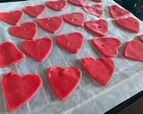 Foto del paso 5 de la receta Galletas de mantequilla para la `Red Party’ de la guardería de Mateo