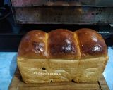Foto langkah ke 9 dari resep Roti Tawar Kental Manis tanpa Telur.
