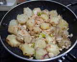 A picture of step 4 of Sweet potato fry (falhari).