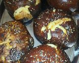 Foto del passaggio 8 della ricetta Bretzel bun (panini per hamburger stile pretzel)
