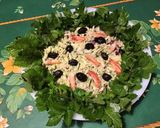 Une image de l'étape 12 de Salade de crabe au céleri, courgette, oignon rouge et olives noires.