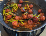 Foto del paso 3 de la receta: Arroz con chorizo criollo y espárragos verdes