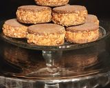 Foto del paso 13 de la receta: Alfajores de maizena reversionados - Masa de cacao y relleno de bon o bon casero 🥜 🫶🏻