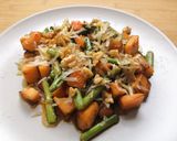 Foto del paso 5 de la receta: Wok de batata, zanahoria y espárragos verdes con vinagreta