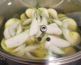 Foto del paso 2 de la receta Crema de calabacín y cebolleta con pesto y tosta gratinada