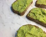 Foto del paso 2 de la receta Tostada de aguacate y atún para desayunos de domingo 🥑 🍅 🐟