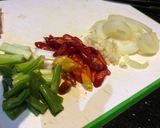 Foto langkah ke 1 dari resep Lapciong dan ham babi tumis bawang.