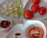 Foto del paso 3 de la receta: Tagliatelle con gambas y refrito de ajos tiernos con guindillas