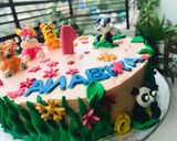 A picture of step 14 of Jungle theme cake.