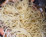 Gambar langkah 6 resipi Seafood Spaghetti.