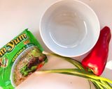 Hình bước làm 1 của món 🌱 Mì Ăn Liền Ớt Chuông Úp Tô