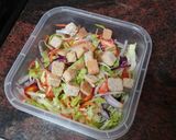 Foto del paso 4 de la receta: Tupper de ensalada con banderilla de pavo, mozzarella y pera