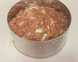 Foto del paso 5 de la receta: Tartar de atún sobre base de guacamole