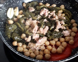 Foto del paso 3 de la receta: Garbanzos con Grelos y atún